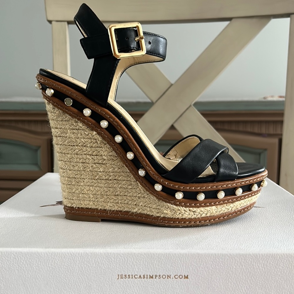Adorable Jessica Simpson wedges🧸